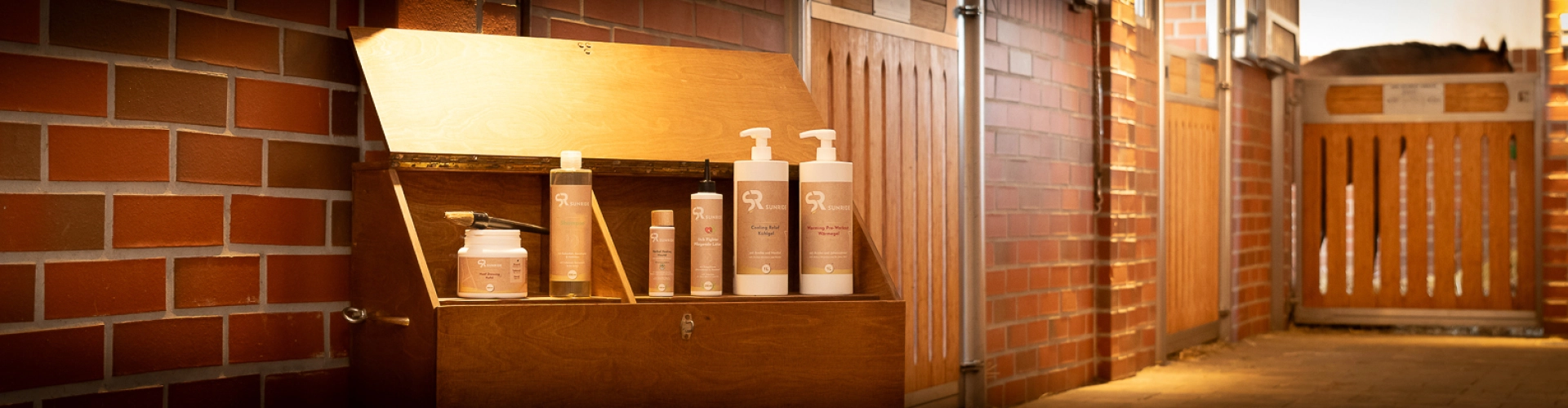 Eine Putzkiste steht im Stall und in der Putzkiste sind Pflegeprodukte drinnen