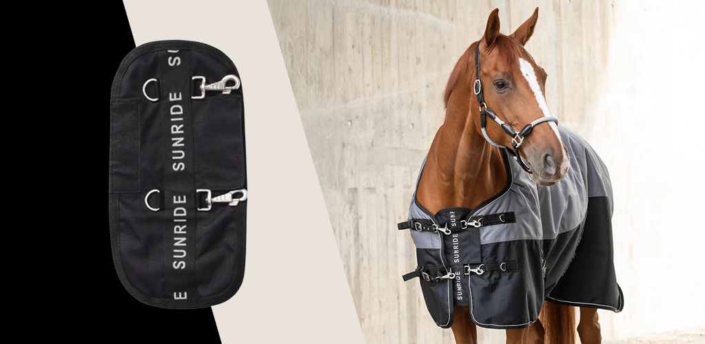 Ein Pferd hat eine Decke drauf und vorne an der Brust die Brusterweiterung das Nuuk und Links daneben ist das Nuuk noch mal einzeln abgebildet