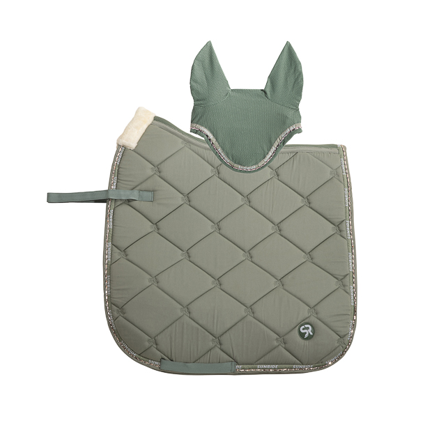 set aus dressurschabracke wellington olive umrandet mit strasssteinen sowie fellpolsterung am widerrist sowie dem passenden ohrnetz mit strasssteinen von sunride