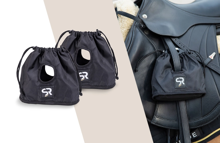 Zwei schwarze Steigbügelschoner mit SR Logo liegen nebeneinander rechts daneben ein Sattel mit aufgezogenen Steigbügelschonern