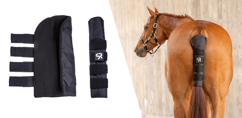 Ein Pferd steht mit der Kruppe nach hinten und trägt einen Schweifschoner am Schweifansatz. Links im Bild sind Nahaufnahmen des Schweifschoners mit vier Klettverschlüssen zu sehen