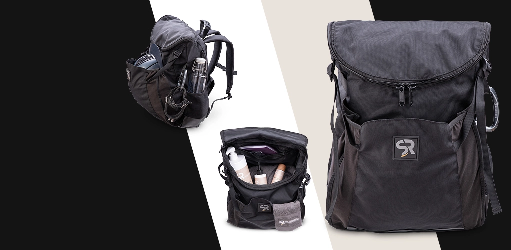 Drei schwarze Rucksäcke aus recyceltem Material links mit Trinkflasche in der Mitte geöffnet mit Pflegeprodukten rechts ein großer leerer Rucksack