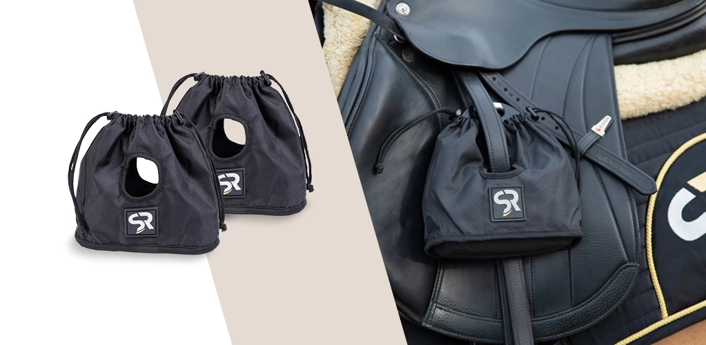 Zwei schwarze Steigbügelschoner mit SR Logo liegen nebeneinander rechts daneben ein Sattel mit aufgezogenen Steigbügelschonern