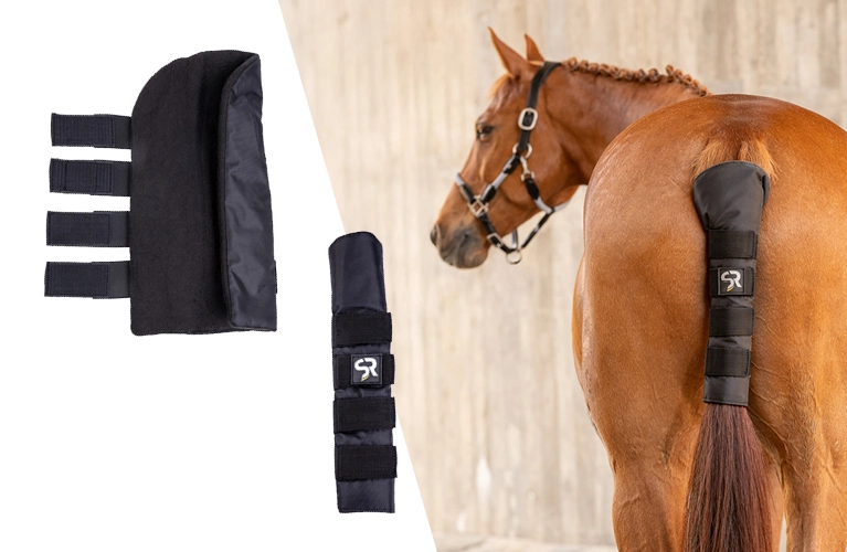 Ein Pferd steht mit der Kruppe nach hinten und trägt einen Schweifschoner am Schweifansatz. Links im Bild sind Nahaufnahmen des Schweifschoners mit vier Klettverschlüssen zu sehen