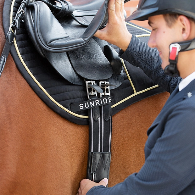 schwarzer stollengurt hickstead mit silberfarbenen beschlaegen von sunride am sattel