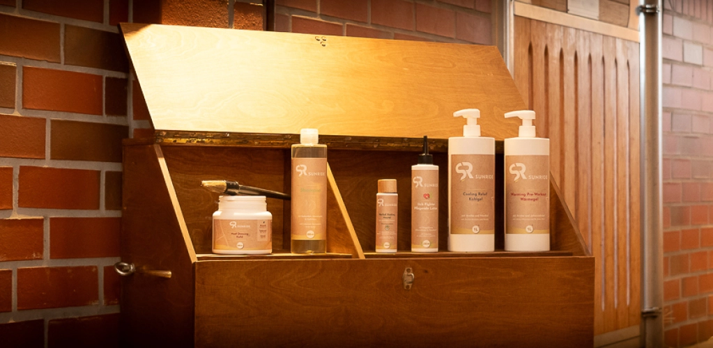 Eine Putzkiste steht im Stall und in der Putzkiste sind Pflegeprodukte drinnen