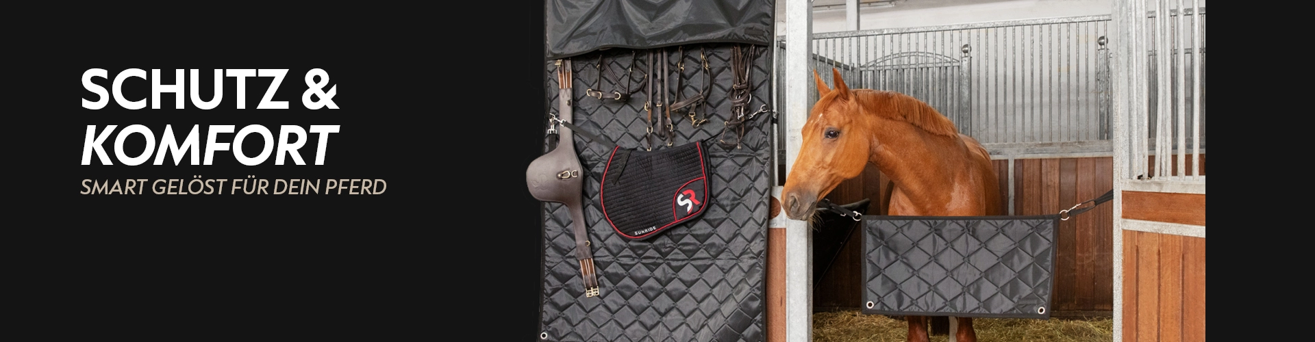 Ein schwarzer Boxenvorhang hängt an einer Pferdebox daran befestigt sind eine schwarze Schabracke mit rotem Rand und ein Reithelm rechts daneben schaut ein braunes Pferd aus seiner Box links daneben der Text Schutz und Komfort smart gelöst für dein Pferd